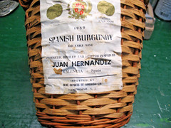 JUAN HERNANDEZ SPANISH BURGUNDY WICKER ENCASED 1 GAL BOTTLE VINT. 1959