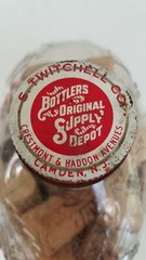 Garrett’s VTG Embossed American Wines 1/2 Gallon Wine Decanter Bottle+Corks