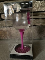 NEW NOVELTY WINE GLASS 16 oz This Home Runs On Love, Laughter, and Lots of Wine