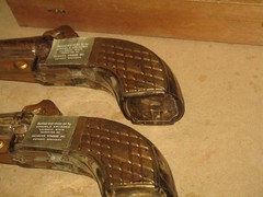 VTG 60s 70s RARE PISTOL BOTTLES IN WOOD BOX TARONA RED TABLE WINE PROP DECOR