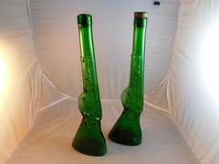 2 VINTAGE EMBOSSED DESIGN GUN / RIFLE EMERALD GREEN GLASS WINE BOTTLE 16 »