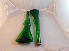 2 VINTAGE EMBOSSED DESIGN GUN / RIFLE EMERALD GREEN GLASS WINE BOTTLE 16 »