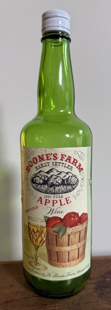 BOONE&rsquo;S FARM 4/5 qt Early Settler Brand Apple Wine Glass Bottle w Screw On Cap