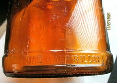THE CHRISTIAN BROTHERS OF CALIFORNIA, ONE HALF GALLON HONEY AMBER JUG, 1940&rsquo;S