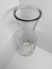 Vintage Anchor Hocking Embossed « A » Clear Glass Carafe One Litre EUC