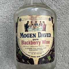 Vintage Mogen David Wine Blackberry 1 Quart Glass Bottle Paper Label 1971