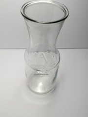Vintage Anchor Hocking Embossed « A » Clear Glass Carafe One Litre EUC