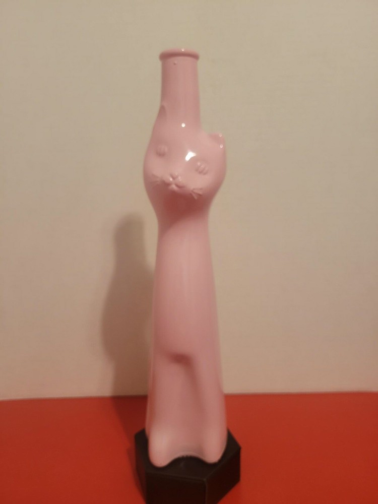 2016 RHEINHESSEN RIESLING GLASS “HAPPY CAT” BOTTLE IN BUBBLE GUM PINK