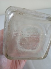 VINTAGE MANISCHEWITZ WINE BOTTLE, DECORATIVE DESIGN, ONE QUART