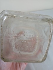 VINTAGE MANISCHEWITZ WINE BOTTLE, DECORATIVE DESIGN, ONE QUART