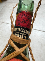 RARE Vintage 1961 Bertolli CHIANTI Rattan Wrap Red & Green Rand Loop (Empty)