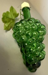 Green Glass Grapes Bunch Wine Bottle Plastic Lid & Leaf Vintage