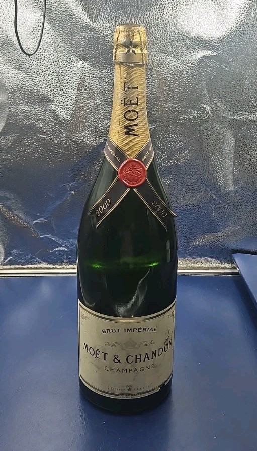 Vintage 3L Moet & Chandon Champagne Bottle 19.5” Tall *EMPTY*