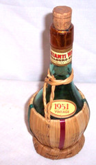 1951 SUALI CHIANTI (EMPTY) WINE Bottle 1/2 PINT FROM TONY&rsquo;S RESTAURANT ST LOUIS