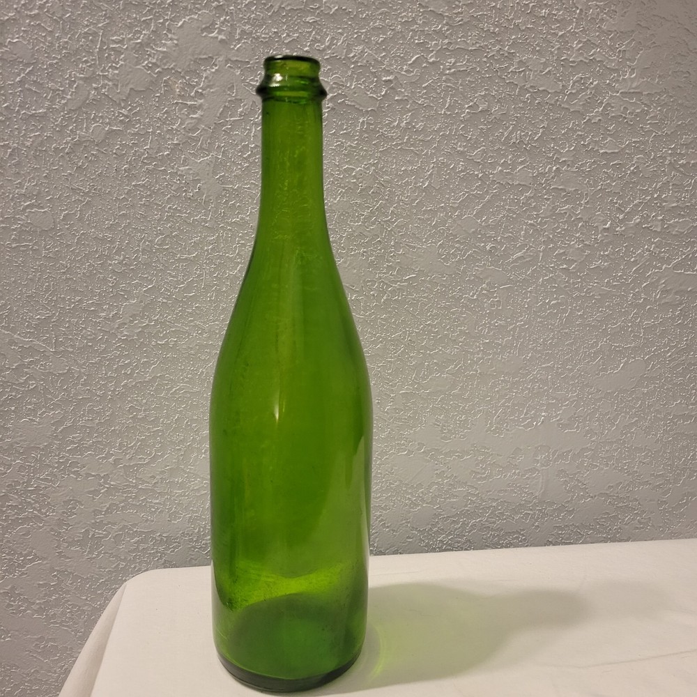 Vintage Green Glass Wine Bottle Has Seam 705 & 251 With « S » In An Oval 24 Ozs.
