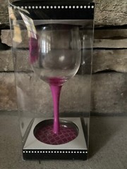NEW NOVELTY WINE GLASS 16 oz This Home Runs On Love, Laughter, and Lots of Wine