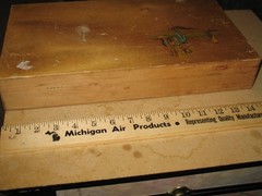 VTG 60s 70s RARE PISTOL BOTTLES IN WOOD BOX TARONA RED TABLE WINE PROP DECOR