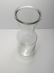 Vintage Anchor Hocking Embossed « A » Clear Glass Carafe One Litre EUC