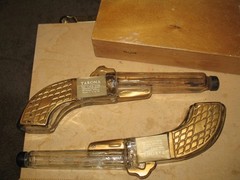 VTG 60s 70s RARE PISTOL BOTTLES IN WOOD BOX TARONA RED TABLE WINE PROP DECOR