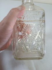 VINTAGE MANISCHEWITZ WINE BOTTLE, DECORATIVE DESIGN, ONE QUART