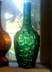 PRETTY GREEN CLUSTER OF GRAPES SHAPED WINE BOTTLE WITH EMB LEAF