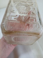 VINTAGE MANISCHEWITZ WINE BOTTLE, DECORATIVE DESIGN, ONE QUART