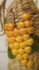 VINTAGE WOOVEN STRAW RATTAN WINE BOTTLE HOLDER CARRIER YELLOW EMBROIDERY GRAPES