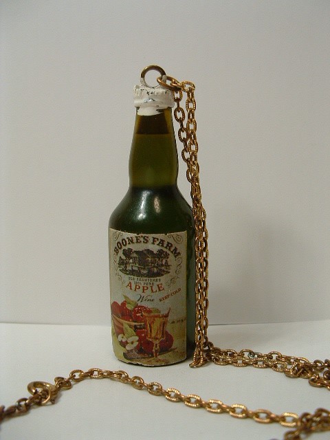 Vintage Boone&rsquo;s Farm Apple Wine Bottle Advertising Chain Necklace