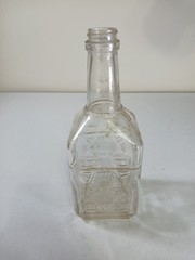VINTAGE MANISCHEWITZ WINE BOTTLE, DECORATIVE DESIGN, ONE QUART