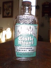 Graphic Castle Mount 1/2 Pint Wine Bottle Cinc Ohio Calif Sherry 20% Bum Wine