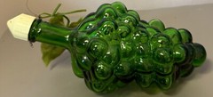 Green Glass Grapes Bunch Wine Bottle Plastic Lid & Leaf Vintage