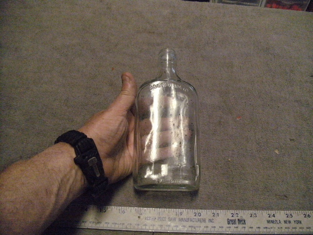 Vintage 4/5s Pint Morgan David Wine Bottle, Screw top, No Label. see Pictures