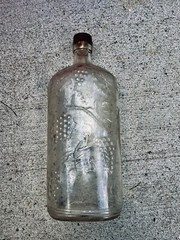 RARE VINTAGE WINE BOTTLE & Cap Embossed WITH GRAPES & VINES- BALL # 1- 4/5 PINT