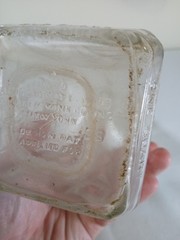 VINTAGE MANISCHEWITZ WINE BOTTLE, DECORATIVE DESIGN, ONE QUART