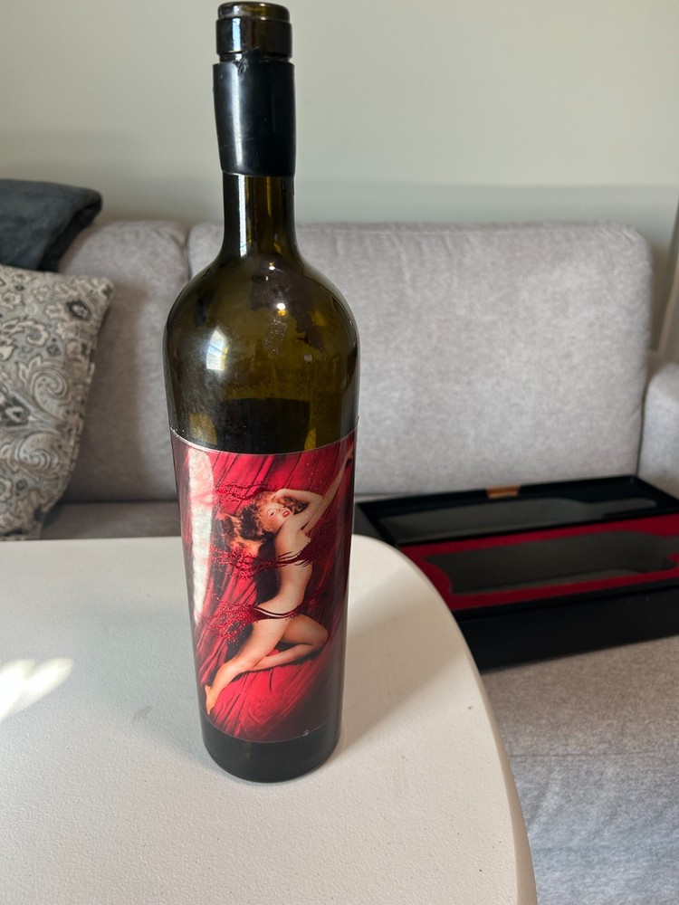 MARILYN MONROE EMPTY WINE BOTTLE MERLOT NAPA VALLEY Pose No. 2