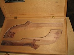VTG 60s 70s RARE PISTOL BOTTLES IN WOOD BOX TARONA RED TABLE WINE PROP DECOR