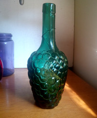 PRETTY GREEN CLUSTER OF GRAPES SHAPED WINE BOTTLE WITH EMB LEAF