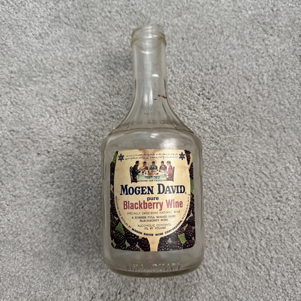 Vintage Mogen David Wine Blackberry 1 Quart Glass Bottle Paper Label 1971