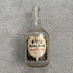 Vintage Mogen David Wine Blackberry 1 Quart Glass Bottle Paper Label 1971