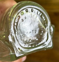 Vintage London Winery Ltd. 1966 Glass Decanter – « Bottle in a Basket » Handle