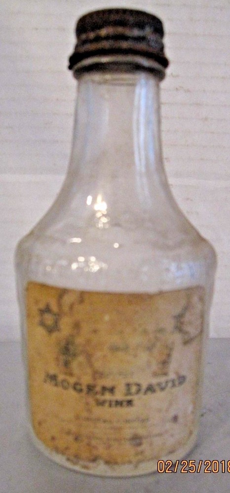 1961 Mogen David Wine Bottle 4 oz with Label and cap b60