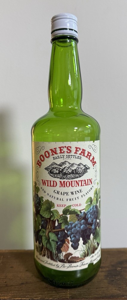 BOONE&rsquo;S FARM 4/5 qt Early Settler Wild Mountain Grape Wine Glass Bottle