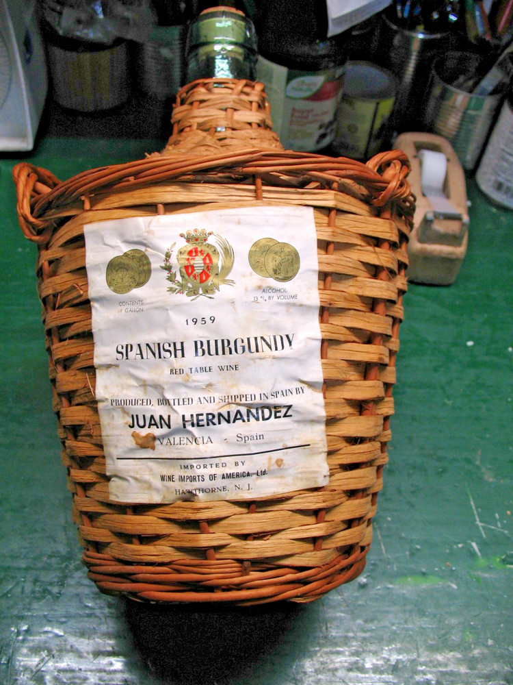 JUAN HERNANDEZ SPANISH BURGUNDY WICKER ENCASED 1 GAL BOTTLE VINT. 1959
