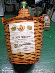 JUAN HERNANDEZ SPANISH BURGUNDY WICKER ENCASED 1 GAL BOTTLE VINT. 1959