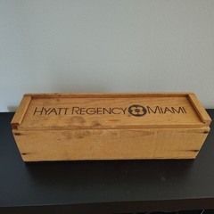 RARE Vintage HYATT REGENCY HOTEL MIAMI WOOD WINE BOTTLE BOX HOLDER FLORIDA