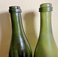 SET of 2 VINTAGE 10” GREEN GLASS EMPTY WINE BEER BOTTLE BUBBLE PUNT BOTTOM 14oz